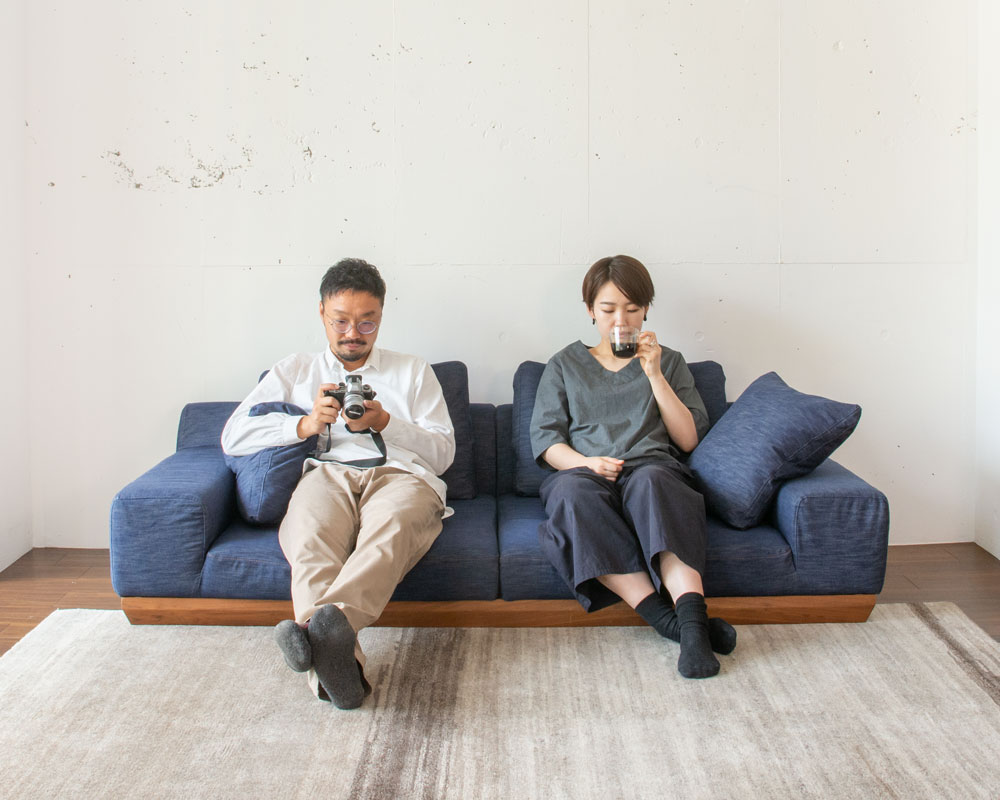 ウォールナット無垢材使用、大人に似合うローソファー 「ALBA SOFA