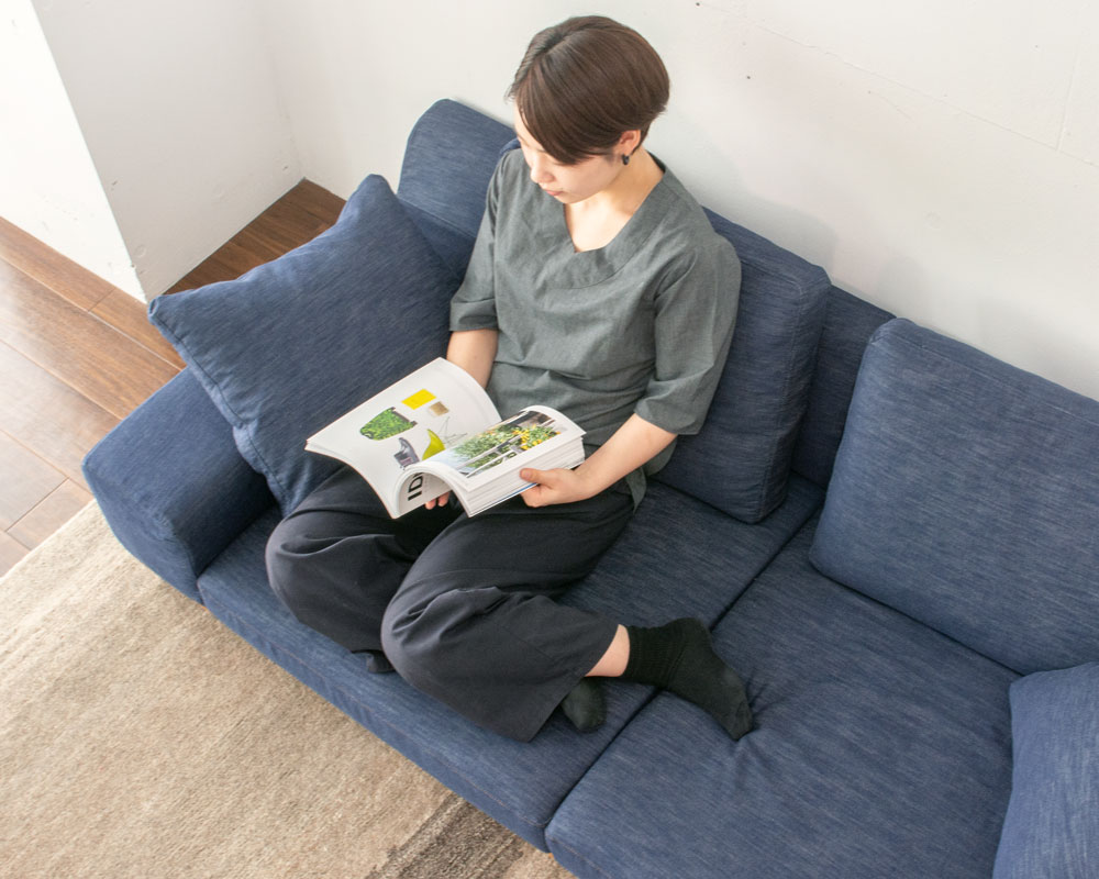 ウォールナット無垢材使用、大人に似合うローソファー 「ALBA SOFA」｜国産ローソファ・フロアソファ専門店HAREM｜公式通販サイト