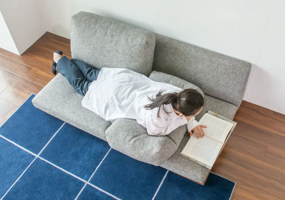 ウォールナット等の無垢材が魅力の脚付きローソファー「KARYA SOFA」商品詳細｜国産ローソファ・フロアソファ専門店HAREM｜公式通販サイト