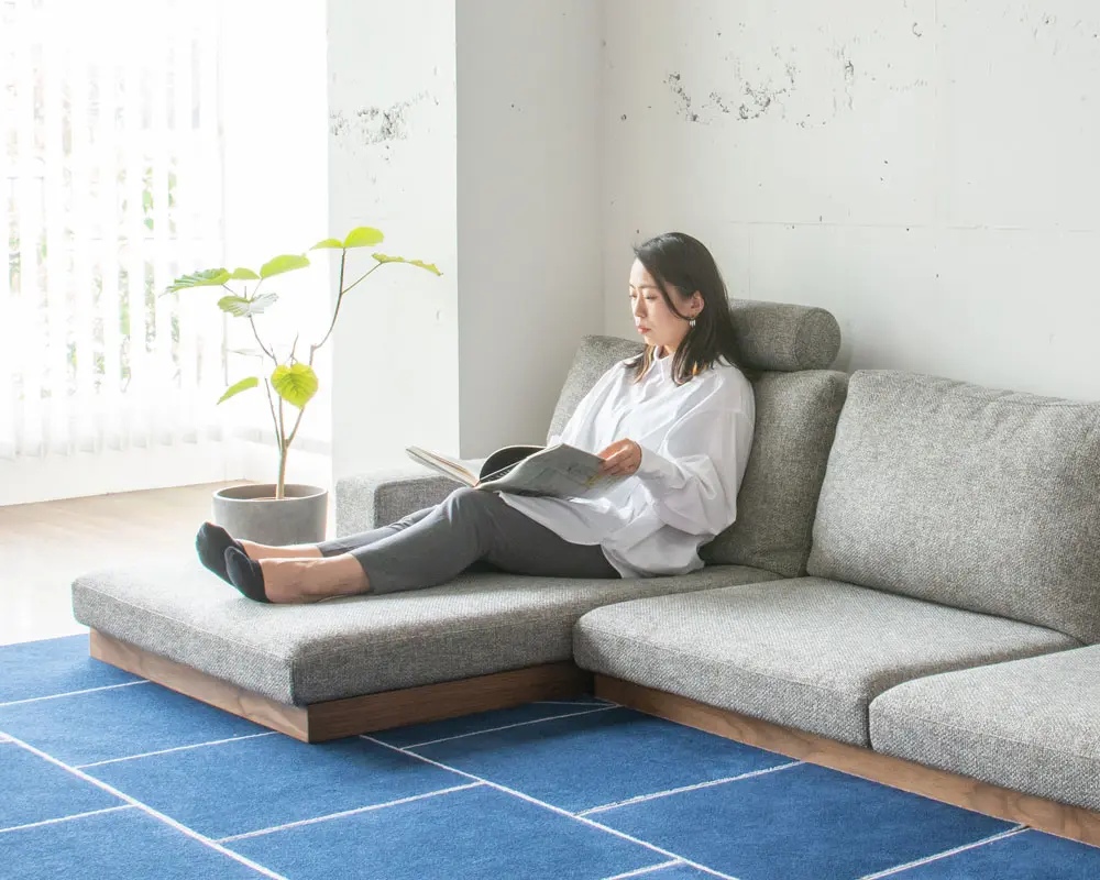 ウォールナット等の無垢材が魅力の脚付きローソファー「KARYA SOFA」商品詳細｜国産ローソファ・フロアソファ専門店HAREM｜公式通販サイト