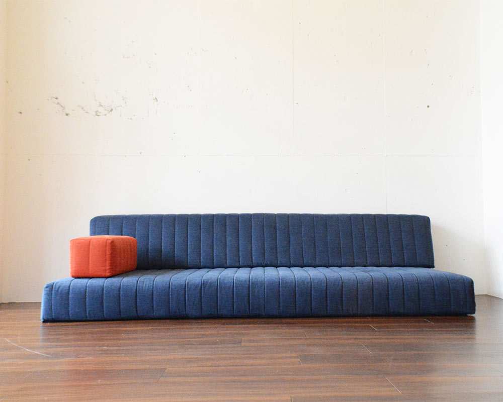 積み木のように作れ、お昼寝ベッドの様な使い方も出来る座面の広いローソファー 「TUMIKI SOFA」｜国産ローソファ・フロアソファ専門店