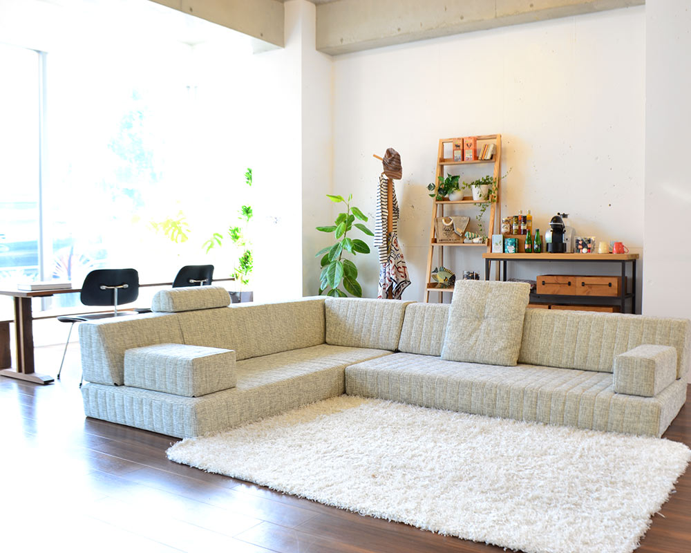 積み木のように作れ、お昼寝ベッドの様な使い方も出来る座面の広いローソファー 「TUMIKI SOFA」｜国産ローソファ・フロアソファ専門店