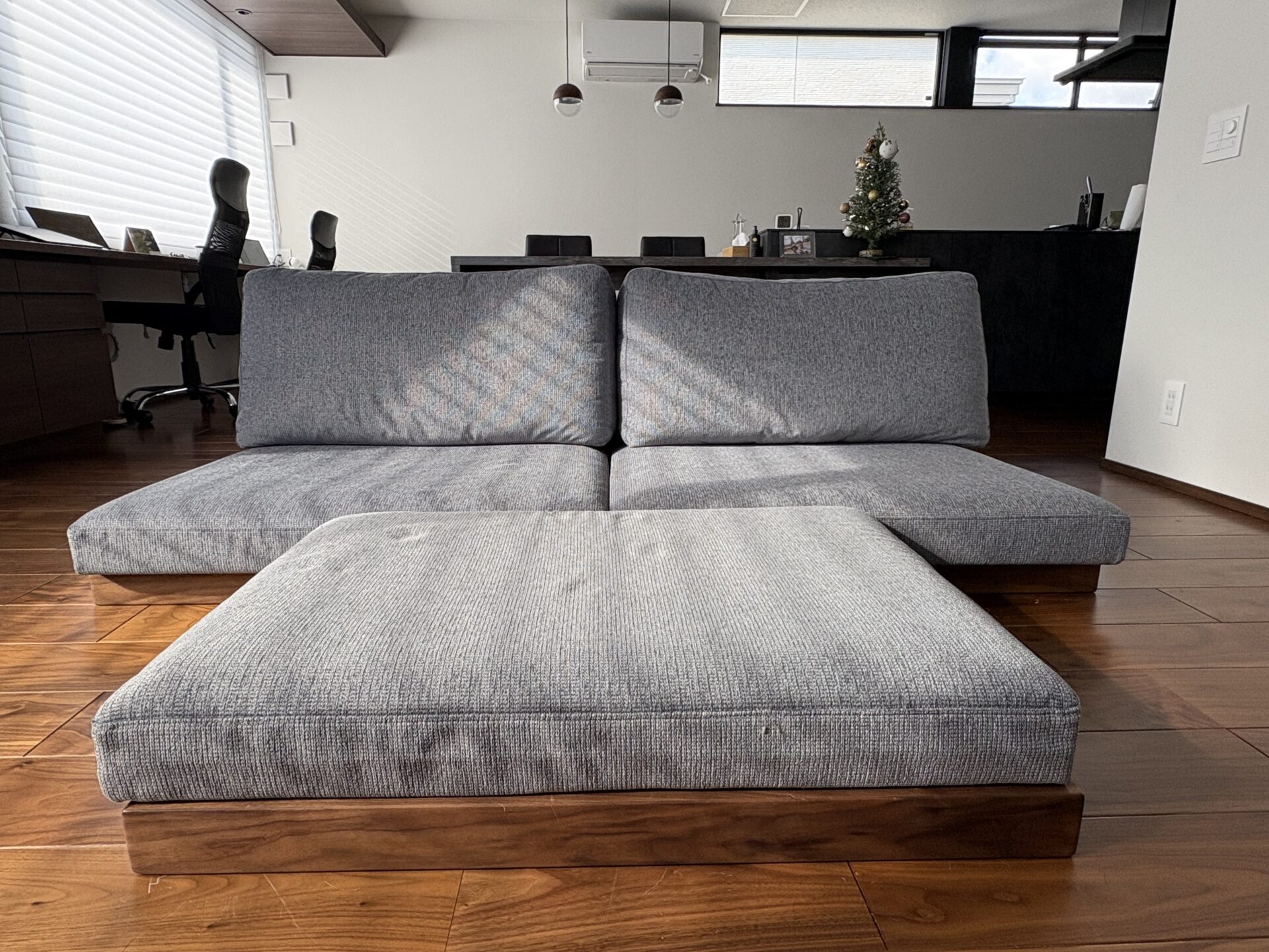 ウォールナット等の無垢材が魅力の脚付きローソファー「KARYA SOFA」の商品コンセプト｜国産ローソファ専門店HAREM｜公式通販サイト